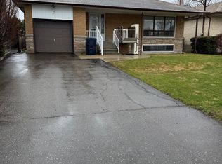 7 Amos Cres, Toronto, ON M3H 3X8