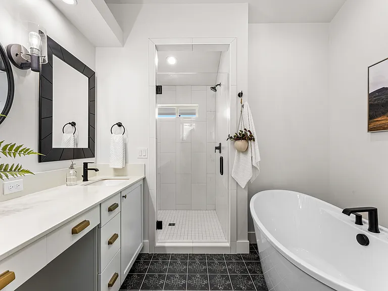 4835 N Mitchell St — Photo 22