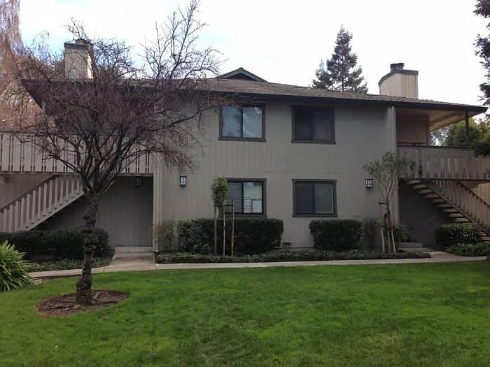 1560 Alma Ter — Photo 2