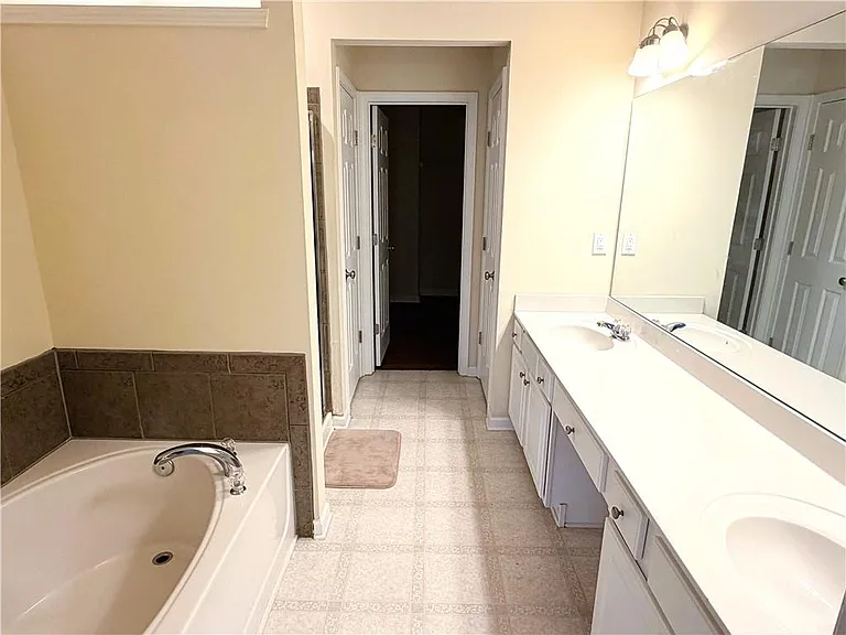 2380 Fairlie Dr — Photo 13