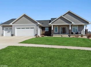 306 12th St NE, Waverly, IA 50677