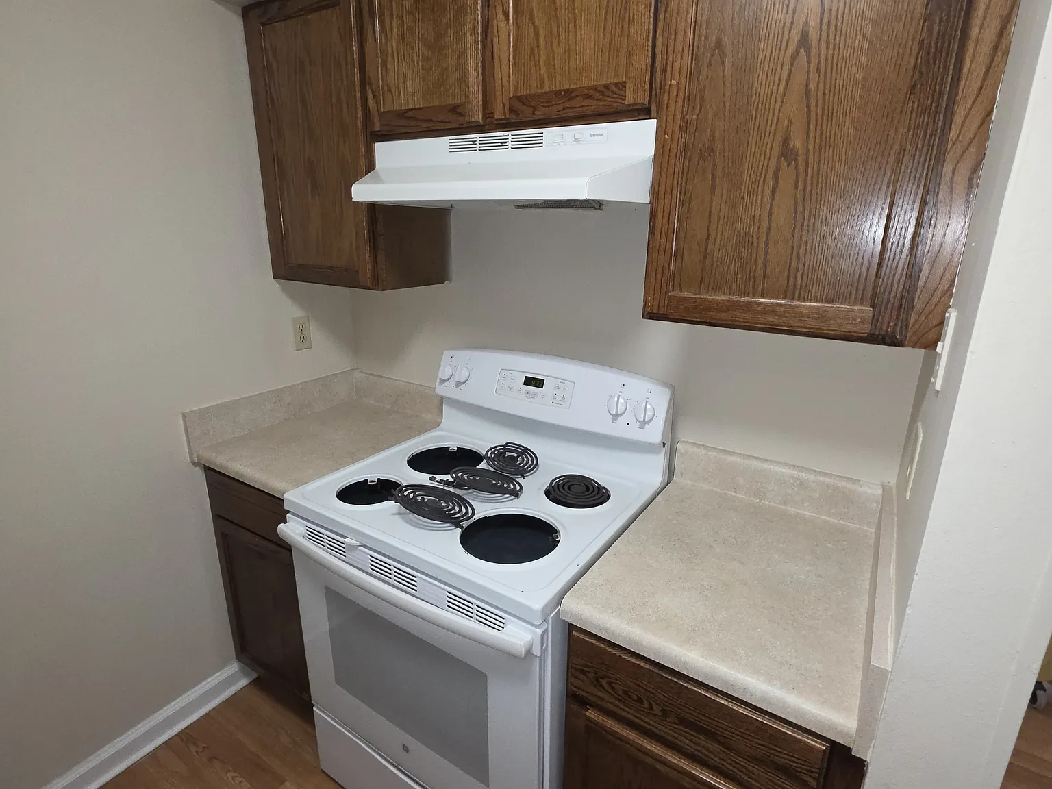 2 bed, 1000 sqft, $1,050 — Photo 2