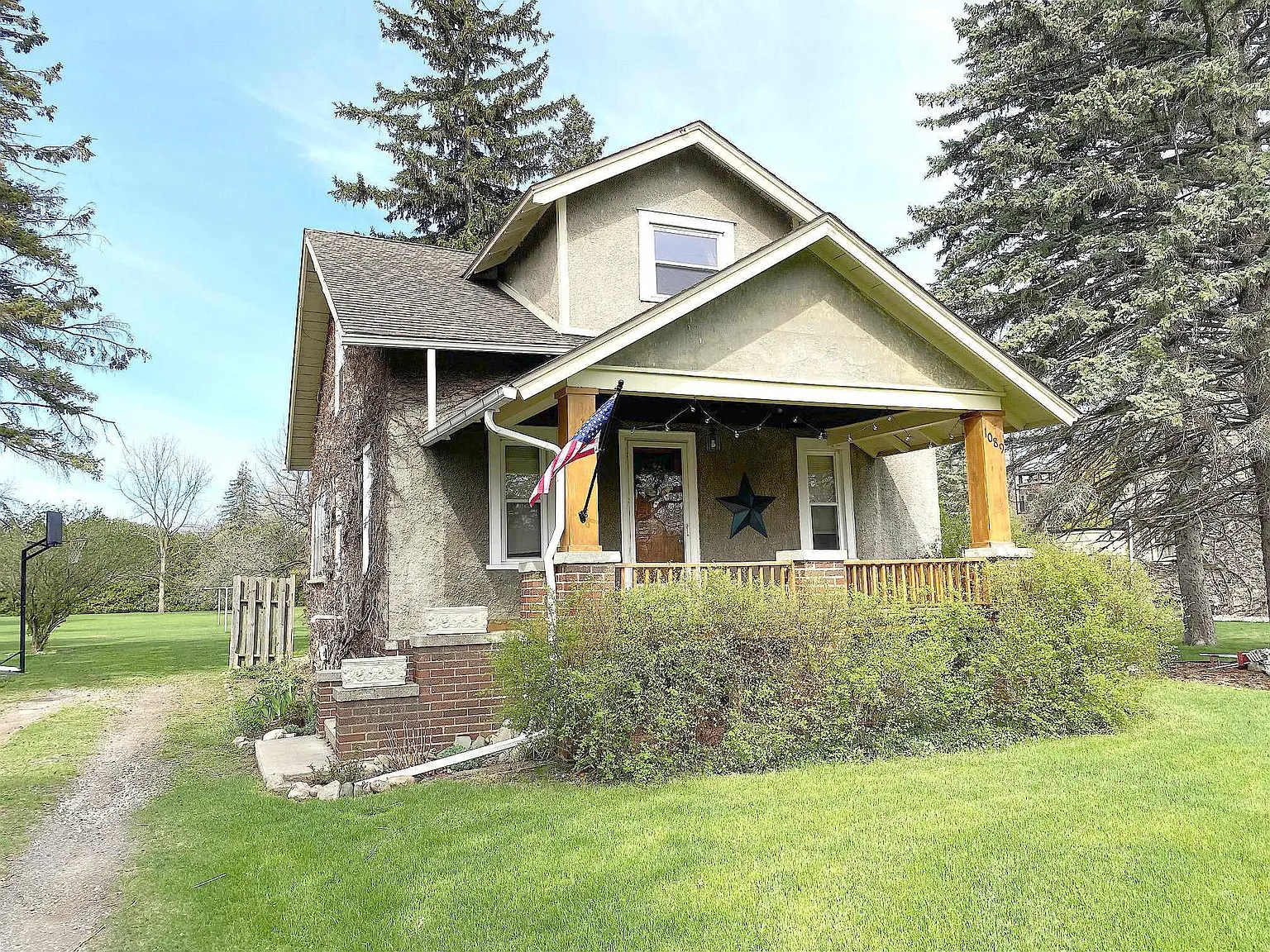 1089 N Pine Rd photo 1