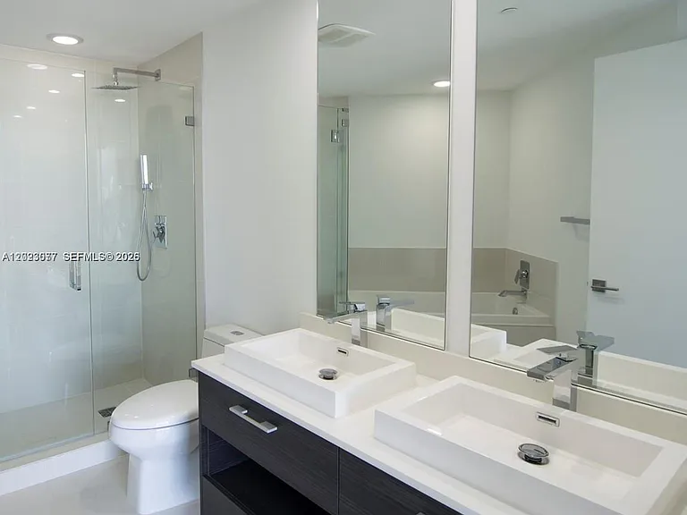 45 SW 9th St #3501 — Photo 17