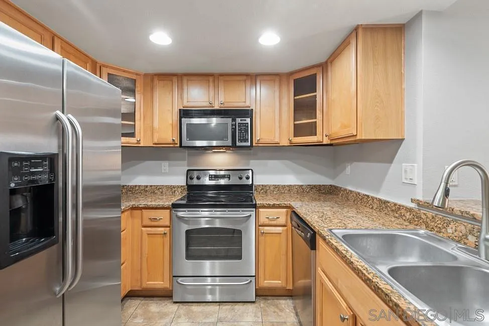 2 bed, 949 sqft, $2,700 — Photo 3