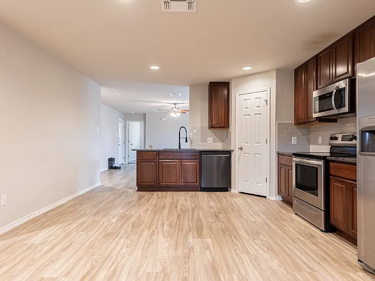 5810 Machaela Trce — Photo 10