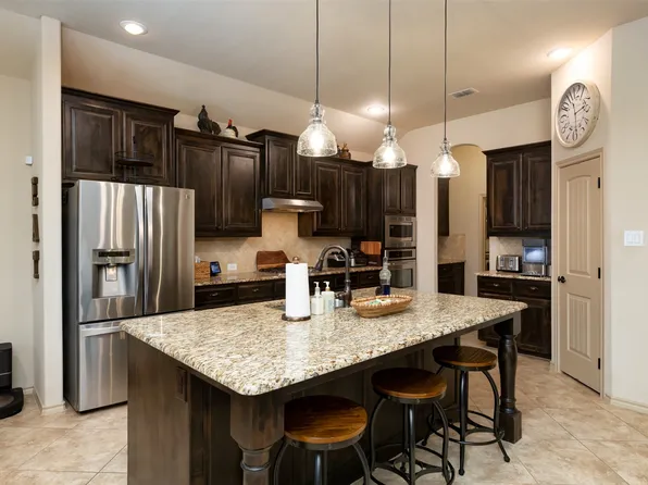 10 Ashlawn Ct, Edgecliff Village, TX 76134