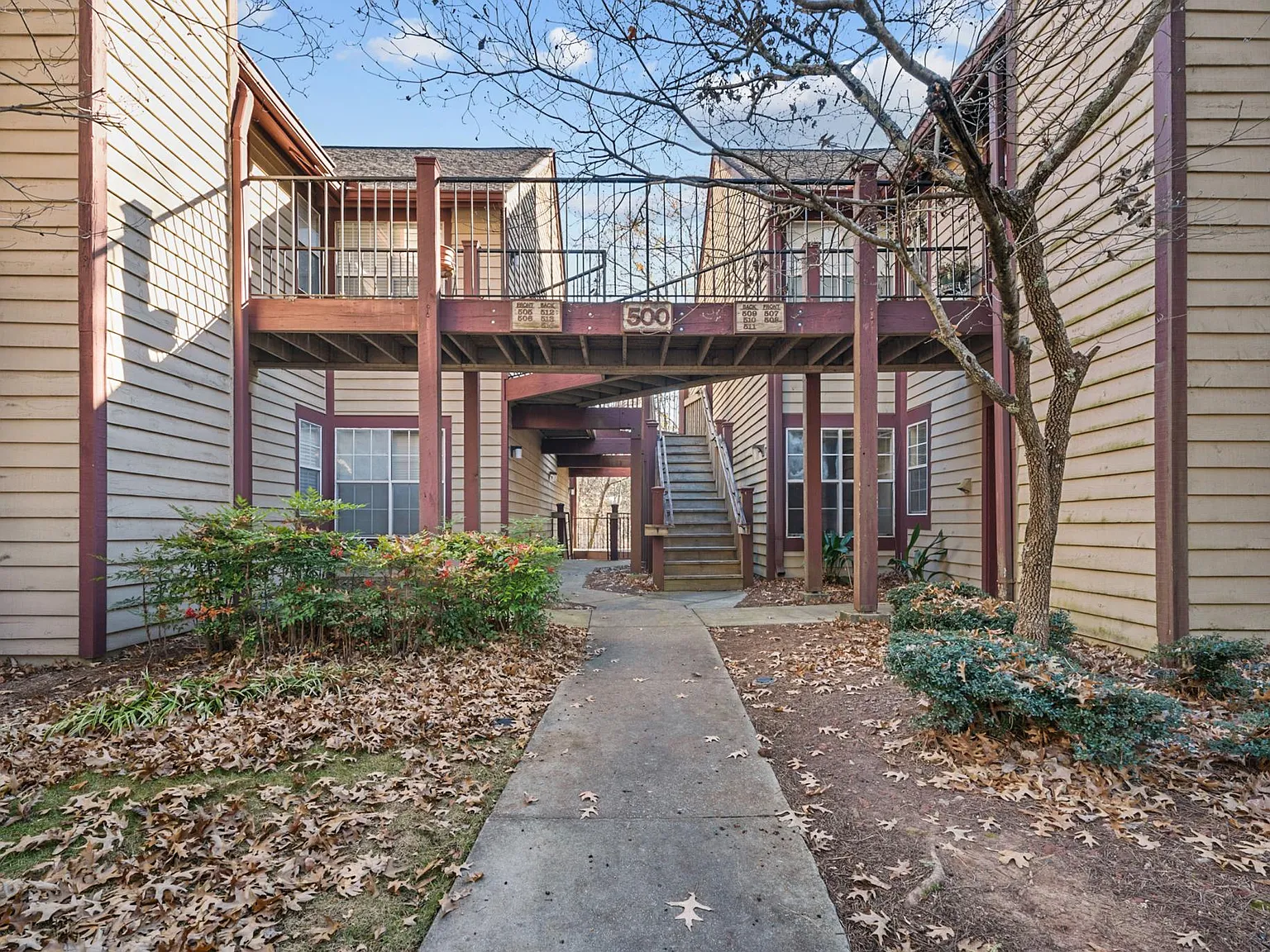 3 bed, 950 sqft, $1,950 — Photo 2