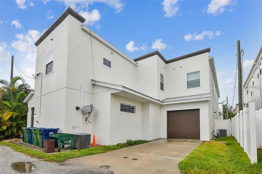 4 bed, 3.0 bath, 2319 sqft, $5,500 — Photo 2
