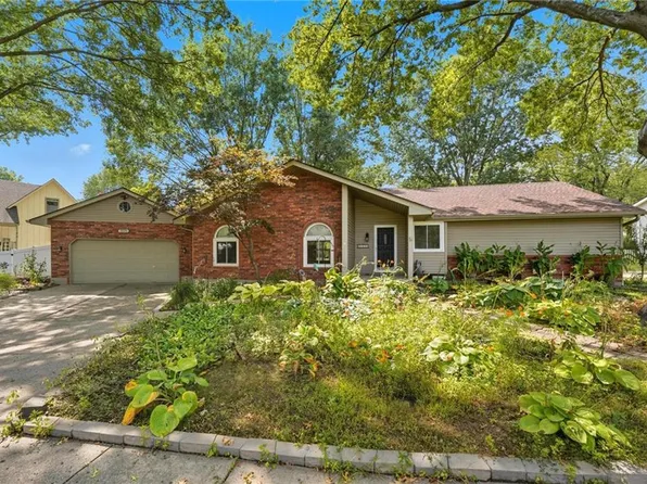 2820 Sweet Briar Dr, Independence, MO 64057