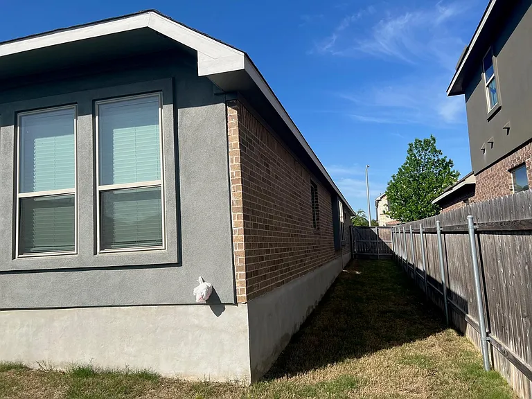 208 Tinto St — Photo 32