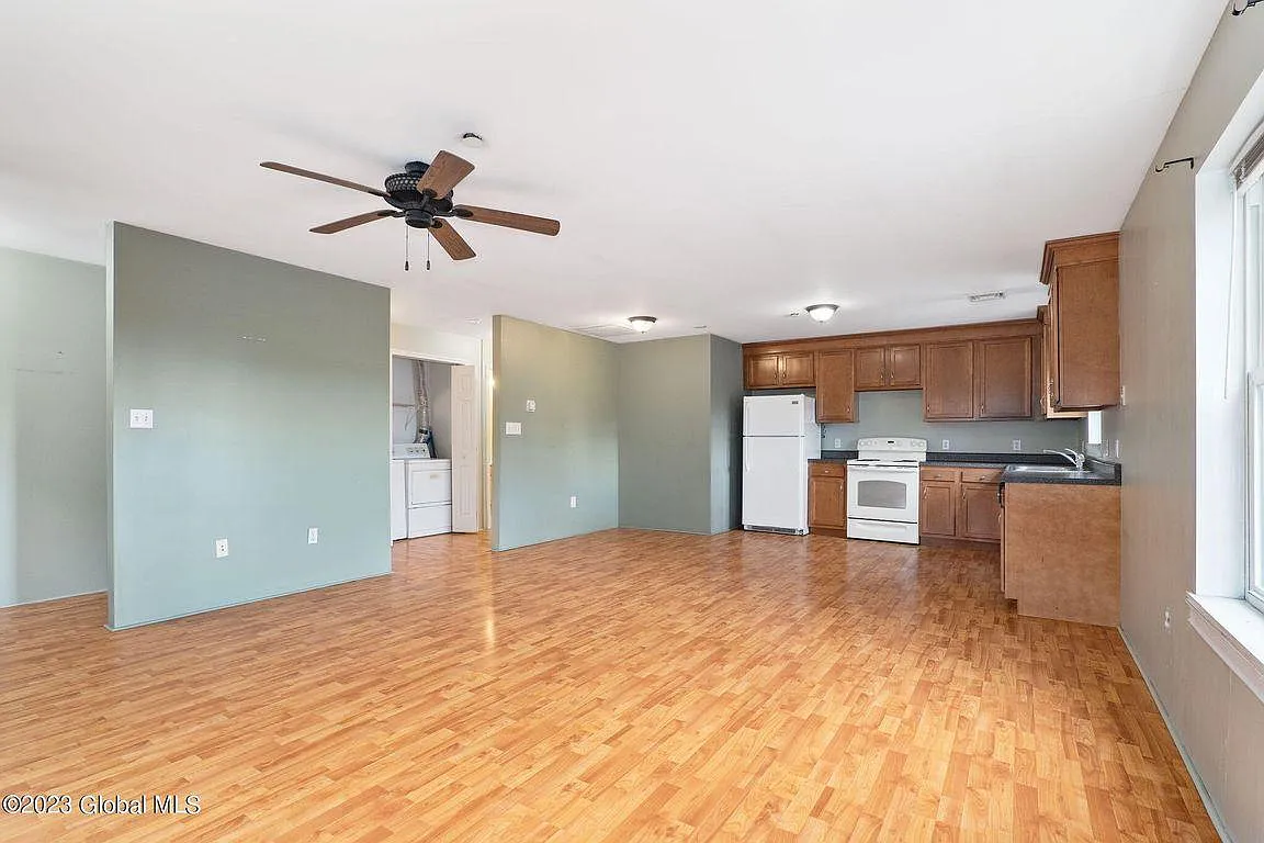 3 bed, 1300 sqft, $1,800 — Photo 4