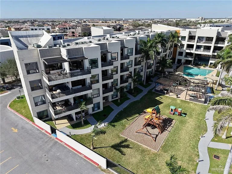 813 Travis St #207 — Photo 35