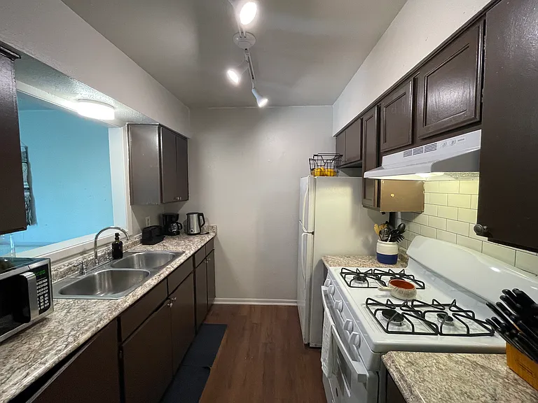 2413 Mission Hill Dr — Photo 3