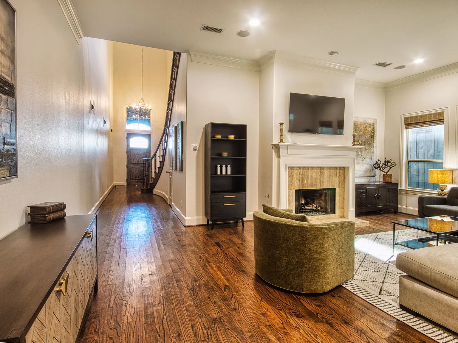 4 bed, 3.5 bath, 3250 sqft, $9,500 — Photo 2