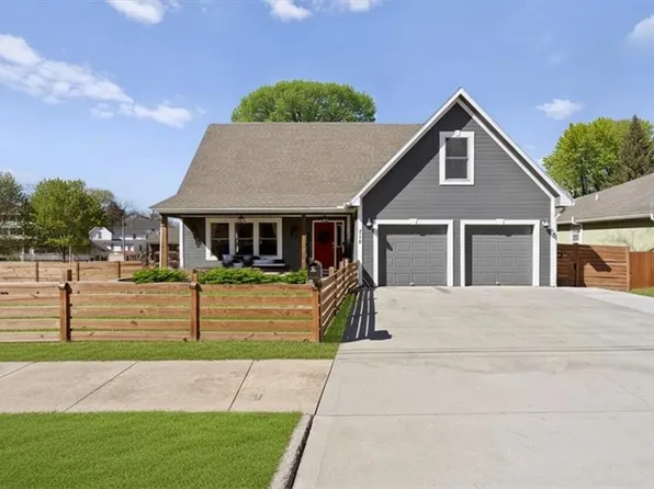 715 S 4th St, Atchison, KS 66002