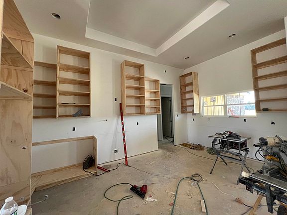 5th image of 178 Marilyn Ln
