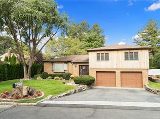 55 Pondview Ln, New Rochelle, NY 10804