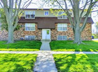 1104 S Cross St APT 4, Sycamore, IL 60178