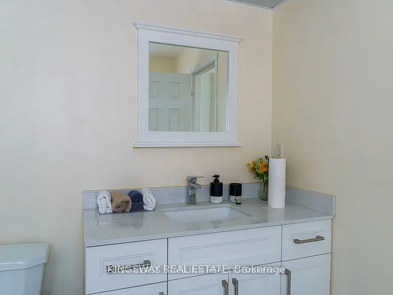1048 Charminster Cres — Photo 20
