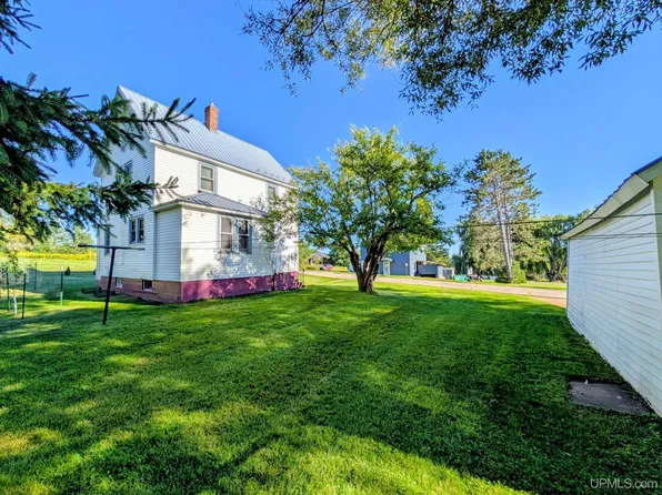 429 Opal St, Iron River, MI 49935