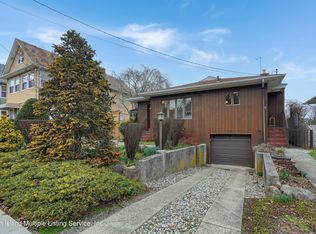 395 Little Clove Rd, Staten Island, NY 10301