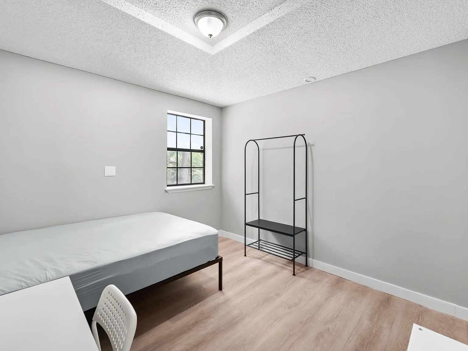 4 bed, 2.0 bath, 2222 sqft, $611 — Photo 2