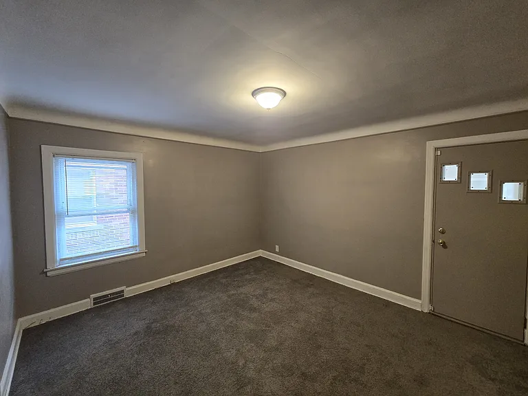 9657 E Outer Dr #1 — Photo 15