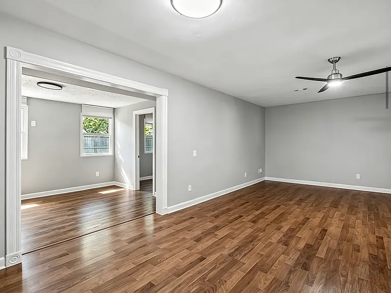 210 E Chickasaw Rd — Photo 2