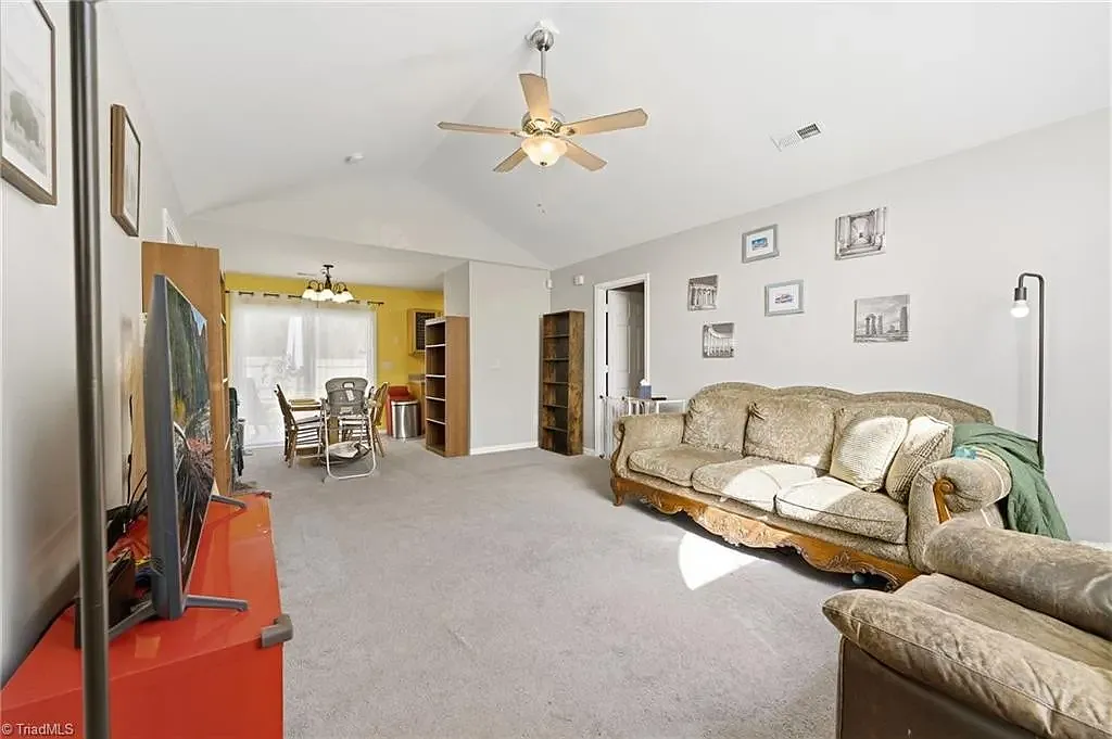 3 bed, 1100 sqft, $1,900 — Photo 4