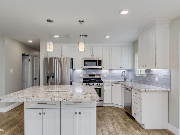 5th image of 2201 E Glenrosa Ave