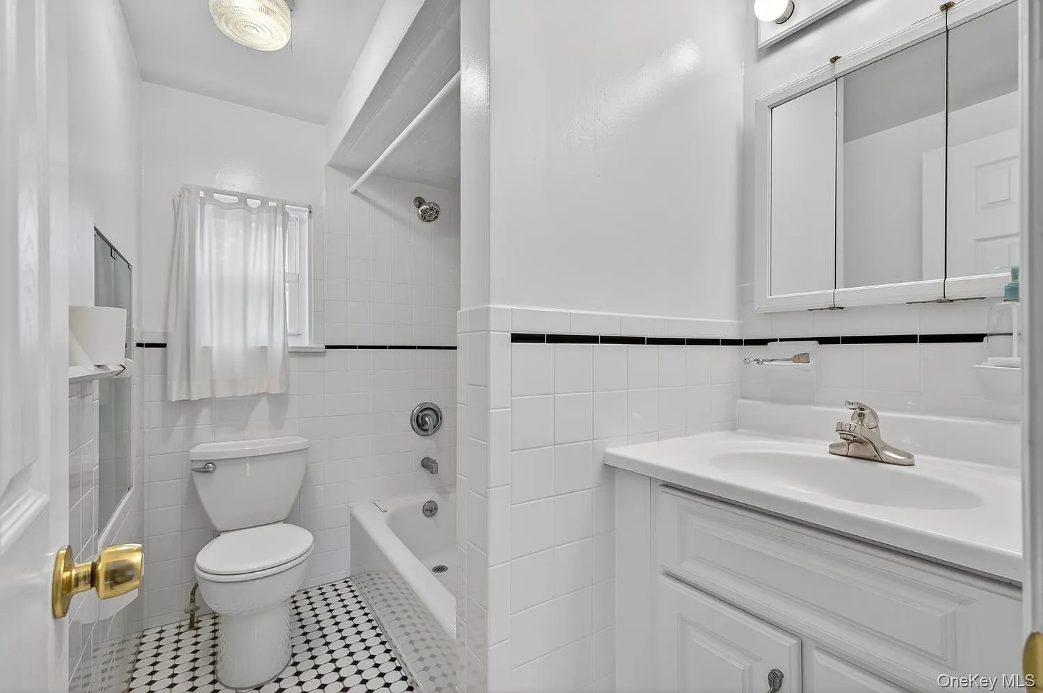 4 bed, 2.0 bath, $4,650 — Photo 3