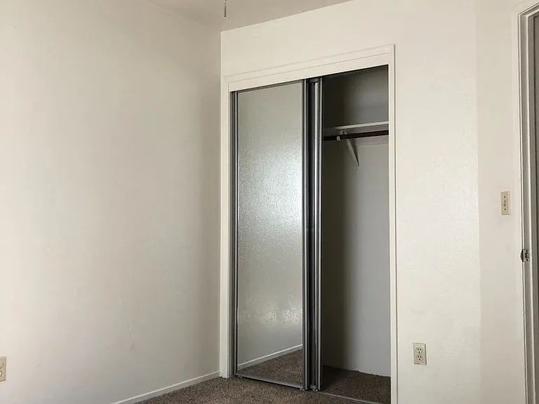 La Vista Apartments — Photo 24