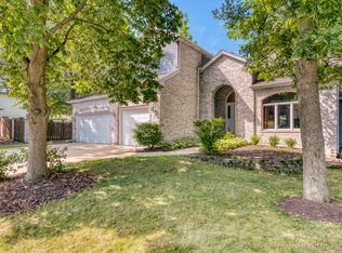 2 Burr Oaks Ct, Bolingbrook, IL 60440