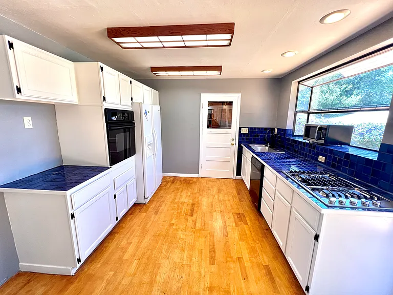 221 Hermosa Ave — Photo 8