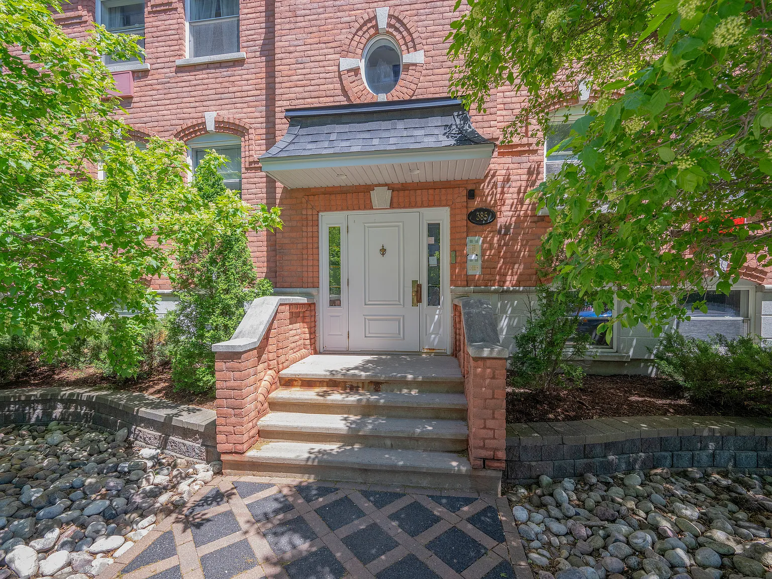 385 Bell St South — Photo 2