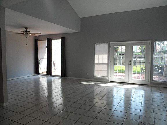 2nd image of 3918 Lakewood Dr