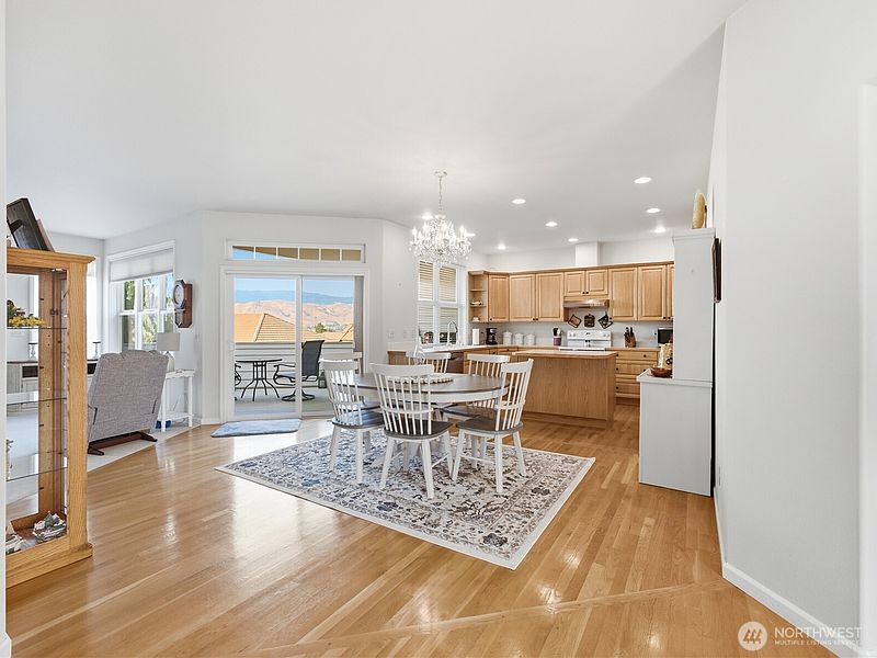 5th image of 1494 Eastmont Avenue #58