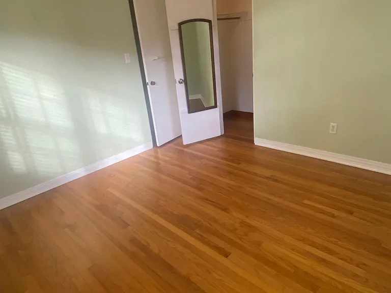2nd bedrm w/closet