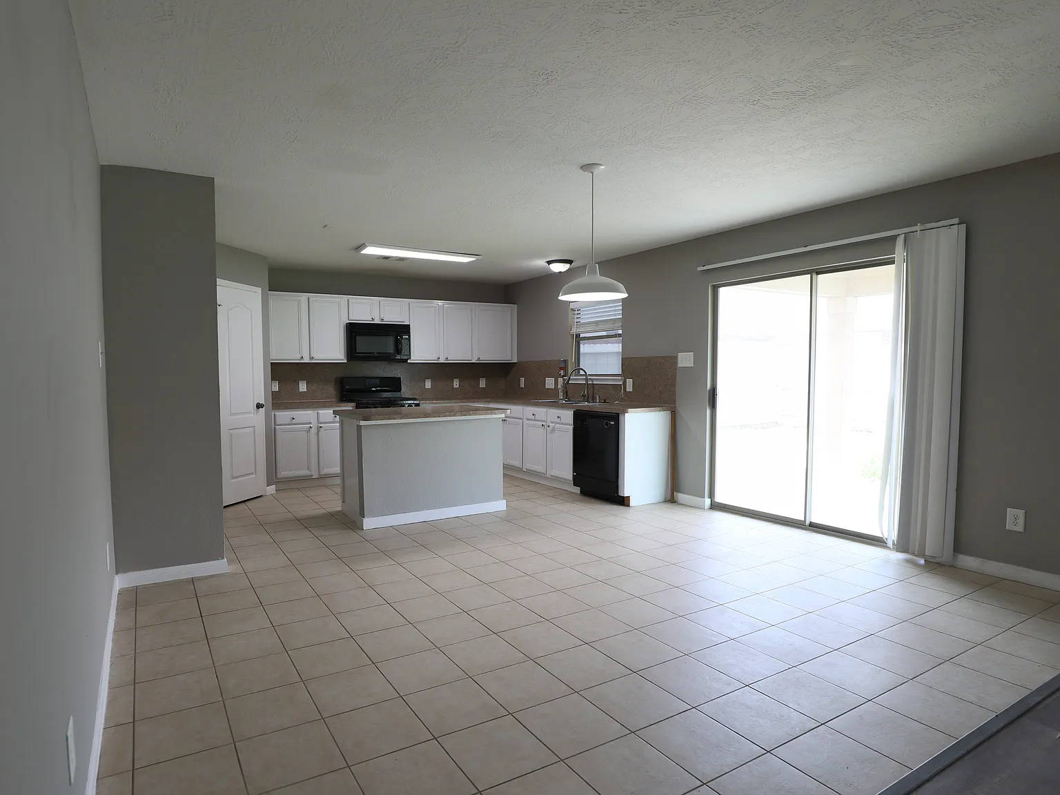 3 bed, 2321 sqft, $1,999 — Photo 3
