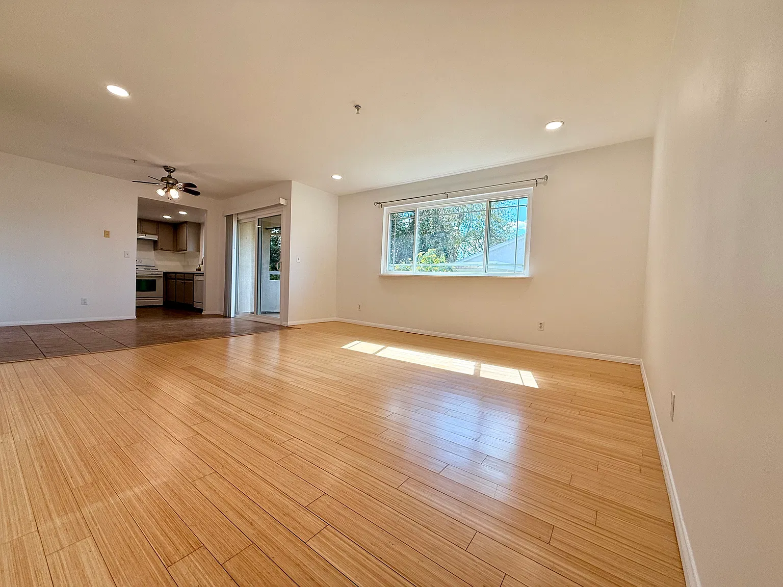 2 bed, 942 sqft, $3,099 — Photo 2