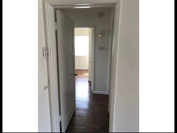 5th image of 9134 1/2 S Manhattan Pl #9134-1/2