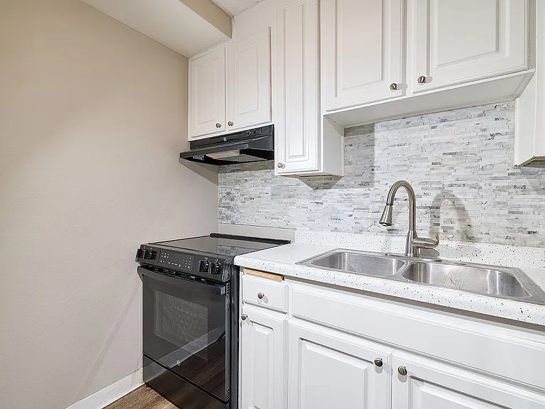 Surfcaster Apartments — Photo 28