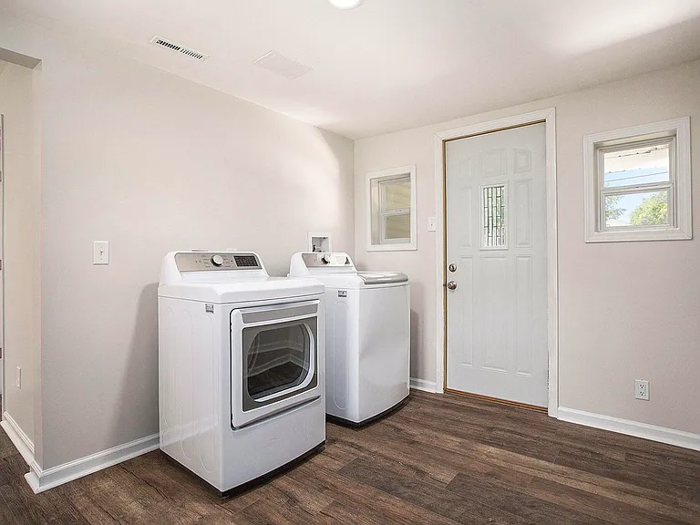 854 Upton Ave — Photo 11