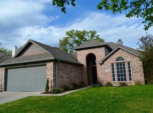 543 Oakbrook Dr, Burleson, TX 76028