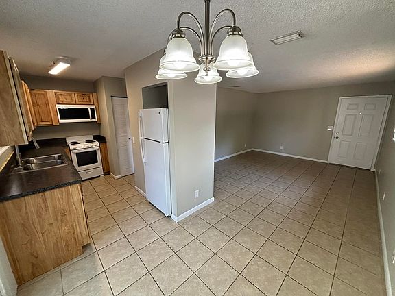 5th image of 519 NW Lake City Ave #103