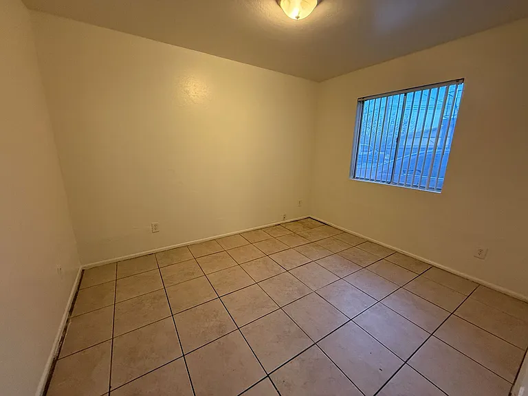 1018 N 22nd Pl — Photo 11