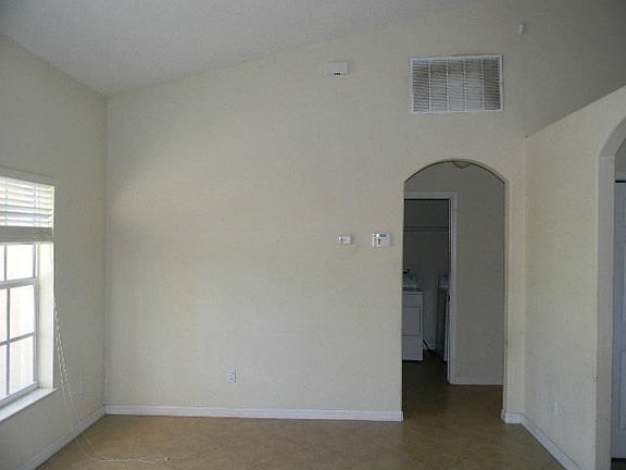3rd image of 843 SW Jaslo Ave