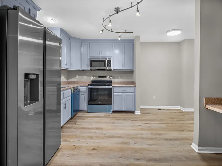 2020 Lasalle St — Photo 3