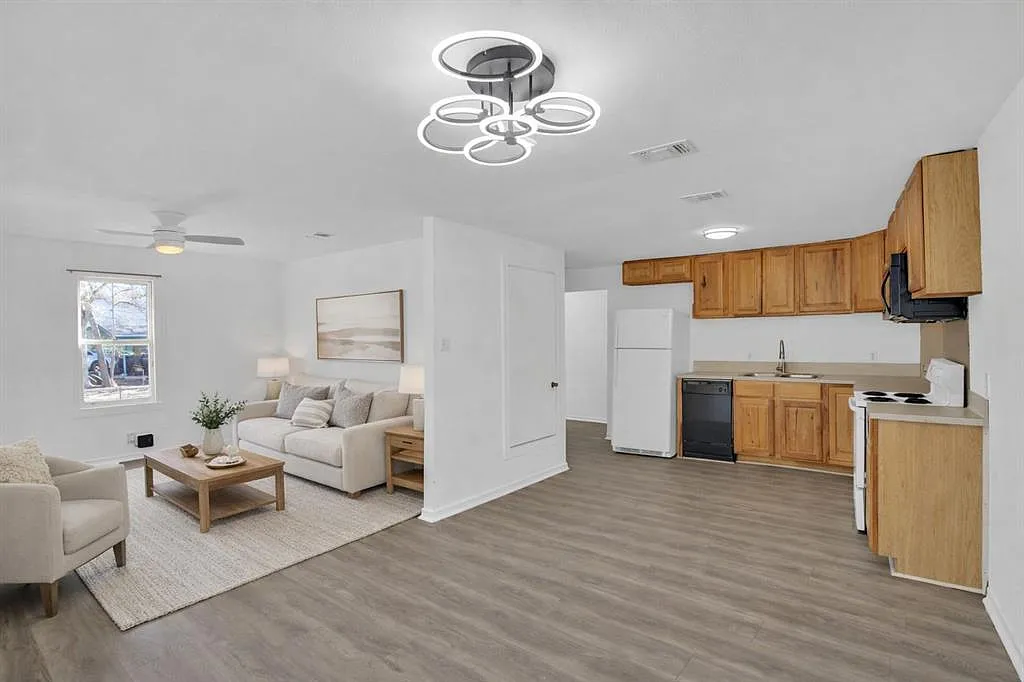 3 bed, 1.0 bath, 1374 sqft, $1,600 — Photo 4